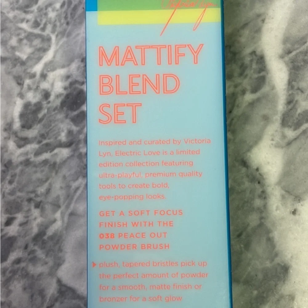 New‎ Real Techniques Electric Love Peace Out Powder Brush